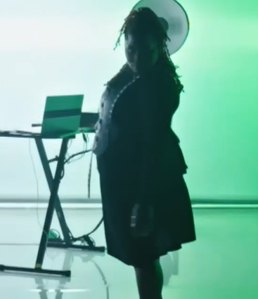 uzi_freyja_interprete_pick_a_side_en_live.mp4